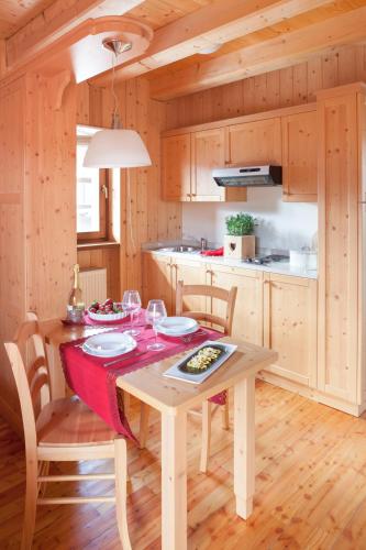 a kitchen and dining room with a table and chairs at Albergo Diffuso Sauris in Sauris Di Sopra in Sauris