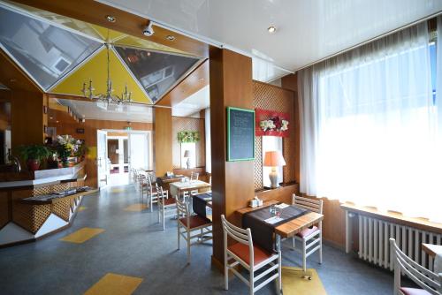 a dining room with tables and chairs in a restaurant at Hôtel Continental in Vierzon