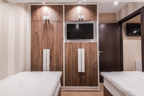 Centrum Sobe Rooms Čačakにあるベッド