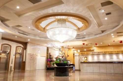 龜山區的住宿－華夏國際飯店，大型大堂设有吊灯和天花板