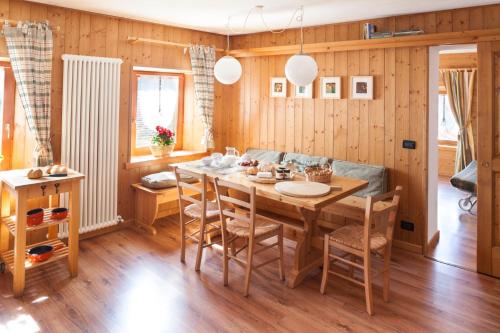 a dining room with a table and chairs at Albergo Diffuso Sauris in Sauris Di Sopra in Sauris