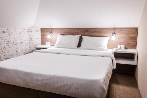 Centrum Sobe Rooms Čačakにあるベッド