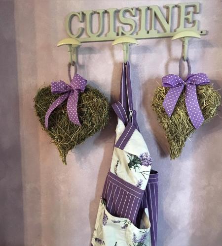 a pair of hangers with hearts and bows at Agriturismo Casa Aurora in Bussolengo