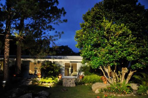 a house with a garden at night at Hotel Panamonte in Boquete