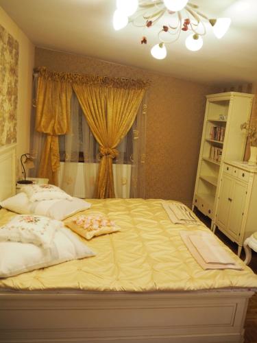 a bedroom with a large bed and a window at Hotel EUROPA - Górnicza Strzecha in Szklarska Poręba