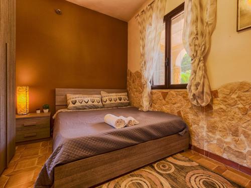 a bedroom with a bed with two towels on it at Villa Giovanna in Arenella