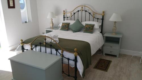 ein Schlafzimmer mit einem Bett und zwei Nachttischen in der Unterkunft Bergview Guesthouse Swellendam in Swellendam
