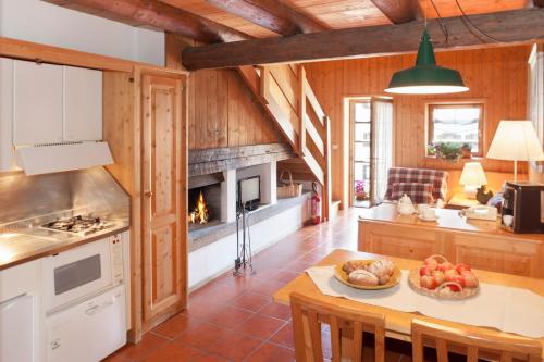 una cucina con pareti in legno e un tavolo con cibo di Albergo Diffuso Sauris in Sauris Di Sopra a Sauris