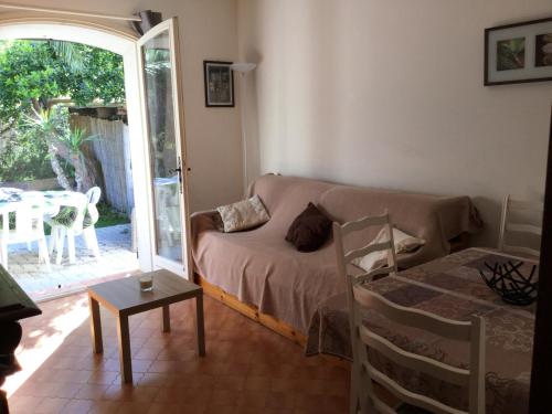 un salon avec un canapé et une table dans l'établissement Les Milles Plantes, à Saint-Aygulf