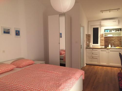 1 Schlafzimmer mit einem Bett und einer Küche in der Unterkunft L&L Apartments in Vir