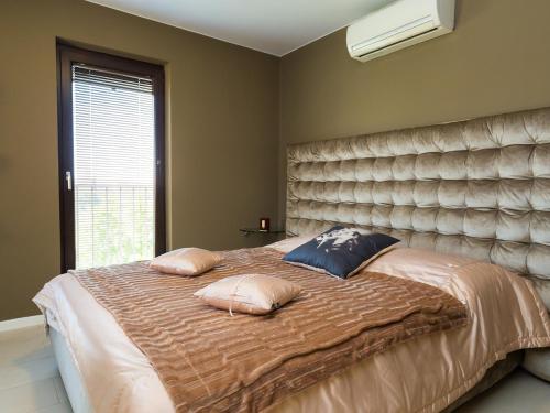een slaapkamer met een groot bed met 2 kussens erop bij Apartment Residence Poreč in Poreč