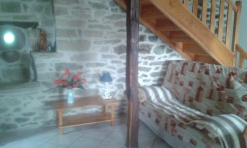 un salon avec un canapé et une table dans l'établissement Gite COMBRET, à Saint-Germain-du-Teil