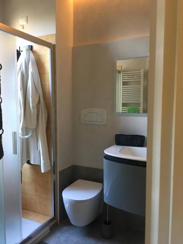 ミラノにあるMarcus Roomのバスルーム(トイレ、洗面台、鏡付)