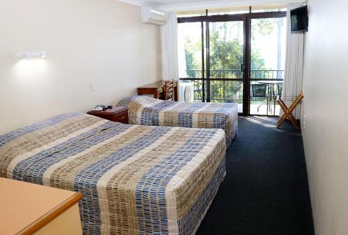 Ein Bett oder Betten in einem Zimmer der Unterkunft Mt Tamborine Motel