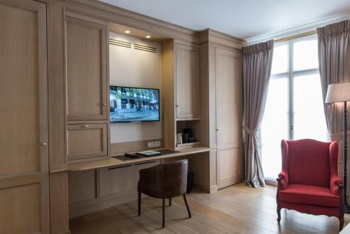 TV a/nebo společenská místnost v ubytování Hotel Le Dixseptième
