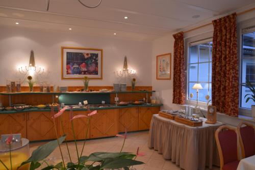 a waiting room with a table and a hair salon at Parkhotel zum Stern in Oberaula