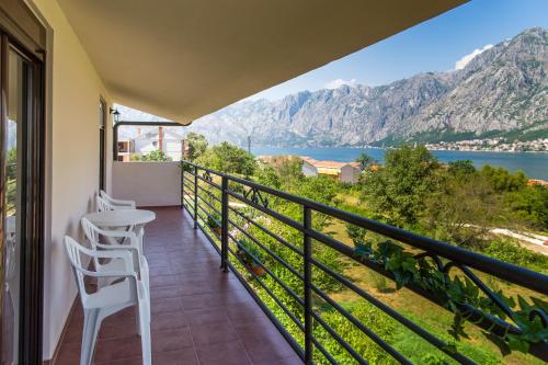 einen Balkon mit Blick auf das Wasser und die Berge in der Unterkunft Apartment Bambo Tre Sorrele in Kotor