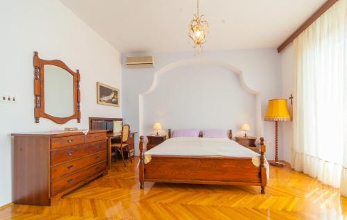 una camera con letto, cassettiera e specchio di Apartment Katinka a Dubrovnik