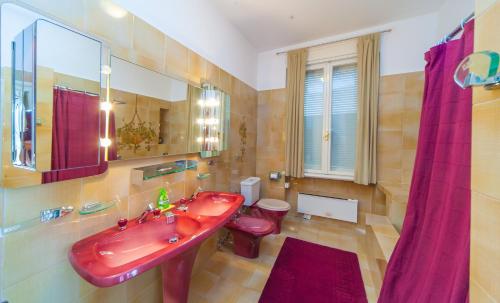 bagno con lavandino rosso e servizi igienici di Apartment Katinka a Dubrovnik