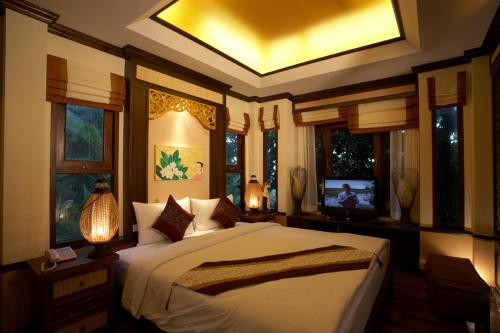 ein Schlafzimmer mit einem Bett und einem TV. in der Unterkunft Salad Buri Resort- SHA Extra Plus in Salad Beach