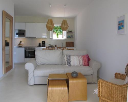 Seafront Calista Beach House With Gardenにあるキッチンまたは簡易キッチン