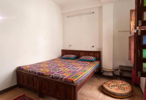 una camera con un letto e un tappeto sul pavimento di Hotel Pawan's Palace a Pushkar