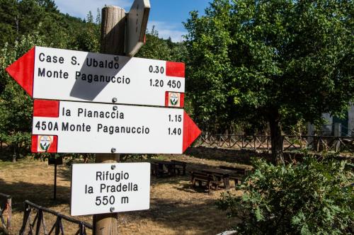 a street sign with distances to different cities at B&B Aquilegia in Acqualagna