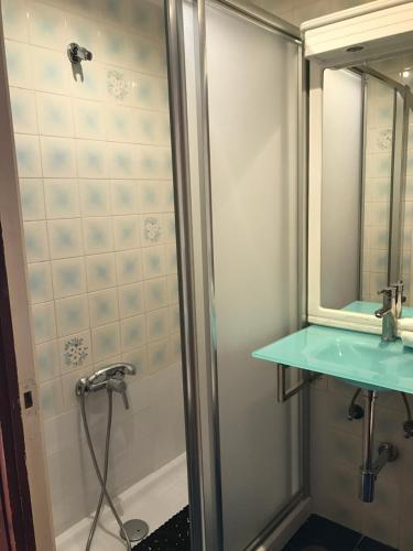 Vonios kambarys apgyvendinimo įstaigoje Alojamientos Iruña