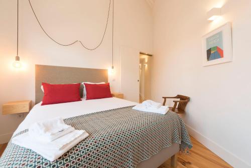 LovelyStay - Top Floor Balcony Apartment
