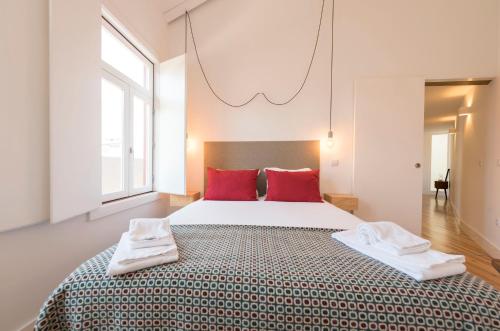LovelyStay - Top Floor Balcony Apartment