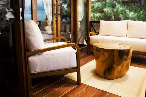a living room with a tree stump table and a chair at Sentidos Beach Retreat in Miramar