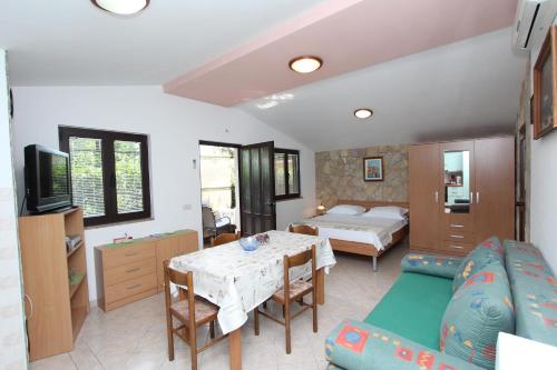 salon z kanapą, stołem i łóżkiem w obiekcie Apartments Marlina w Rovinj