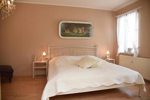 a bedroom with a bed and a painting on the wall at Schlafen in Weimar in Weimar