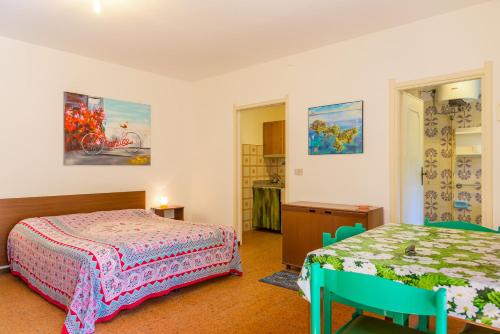 プロッキオにあるAppartamento Mandarinoのベッドルーム1室(ベッド2台、テーブル付)