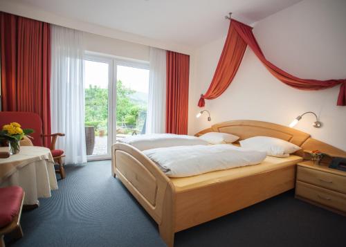 Tempat tidur dalam kamar di Landhaus Florian