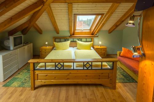 a bedroom with two beds and a couch at Ferienwohnungen Ender in Sebnitz