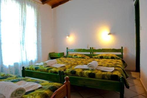 Postel nebo postele na pokoji v ubytování Camelia studios Skiathos Town