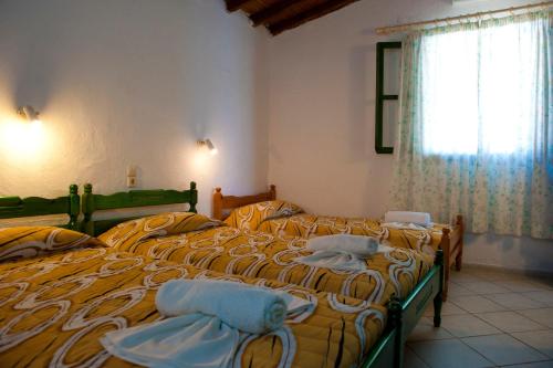 Postel nebo postele na pokoji v ubytování Camelia studios Skiathos Town