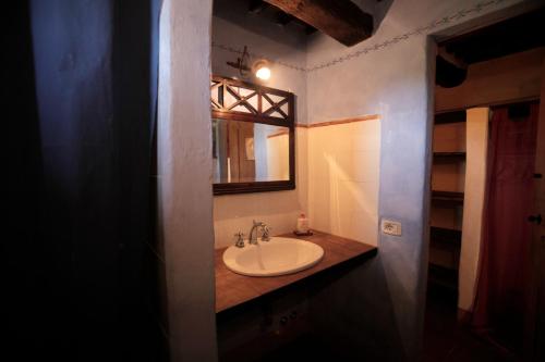 un baño con lavabo y espejo en Podere di Maggio - Casa Grande, en Santa Fiora