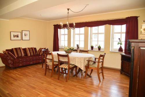 a dining room with a table and chairs and a couch at Schlafen in Weimar in Weimar