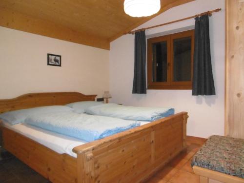 Giường trong phòng chung tại Ferienhaus Römerhütte