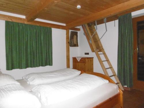 Katil atau katil-katil dalam bilik di Ferienhaus Römerhütte