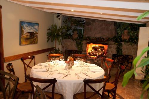 a table with wine glasses and a fireplace in a room at Hotel Panamonte in Boquete