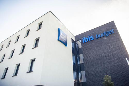 a building with the tufts buicker logo on it at ibis budget Troyes Est in Saint-Parres-aux-Tertres