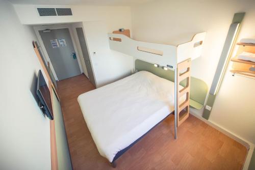 a hospital room with a bed and a bunk bed at ibis budget Troyes Est in Saint-Parres-aux-Tertres