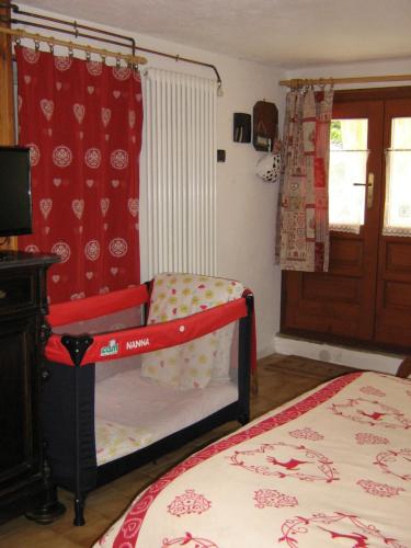 a bedroom with a bed and a baby crib at Breckenbreck monolocale CIN IT7001C2P4NVWOPA in Allein