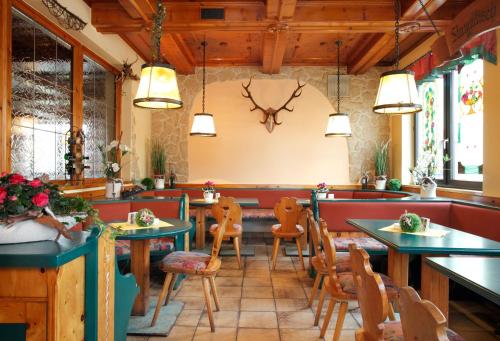 a restaurant with tables and chairs in a room at Hotel Böhmerwaldhof in Ulrichsberg