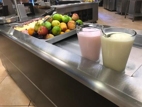 un comptoir avec deux verres de lait et un plateau de fruits dans l'établissement Hotel Luz y Fuerza San Bernardo - All Inclusive, à San Bernardo
