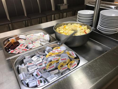 une cuisine avec deux plateaux de nourriture sur un comptoir dans l'établissement Hotel Luz y Fuerza San Bernardo - All Inclusive, à San Bernardo