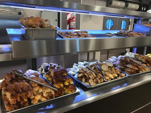 un buffet proposant de nombreux types de plats différents dans l'établissement Hotel Luz y Fuerza San Bernardo - All Inclusive, à San Bernardo